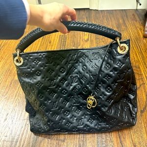 Cute Hobo bag. Really well made. It comes with its 2 dust bags.